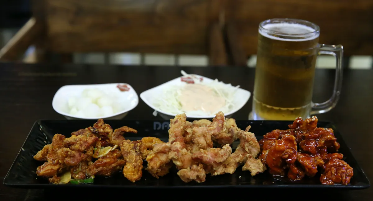 チキン3種とビール、大根の甘酢漬けとキャベツのサラダ