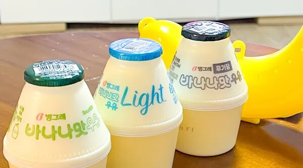 緑、水色、黒のふたのバナナ味牛乳が3本並んでいる