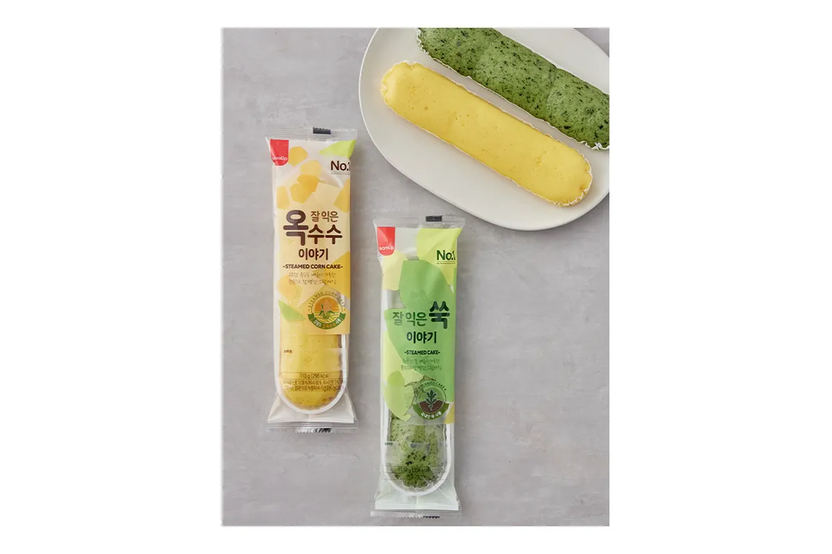黄色いとうもろこしの蒸しケーキと緑のよもぎの蒸しケーキ。袋入りとお皿の上のもの