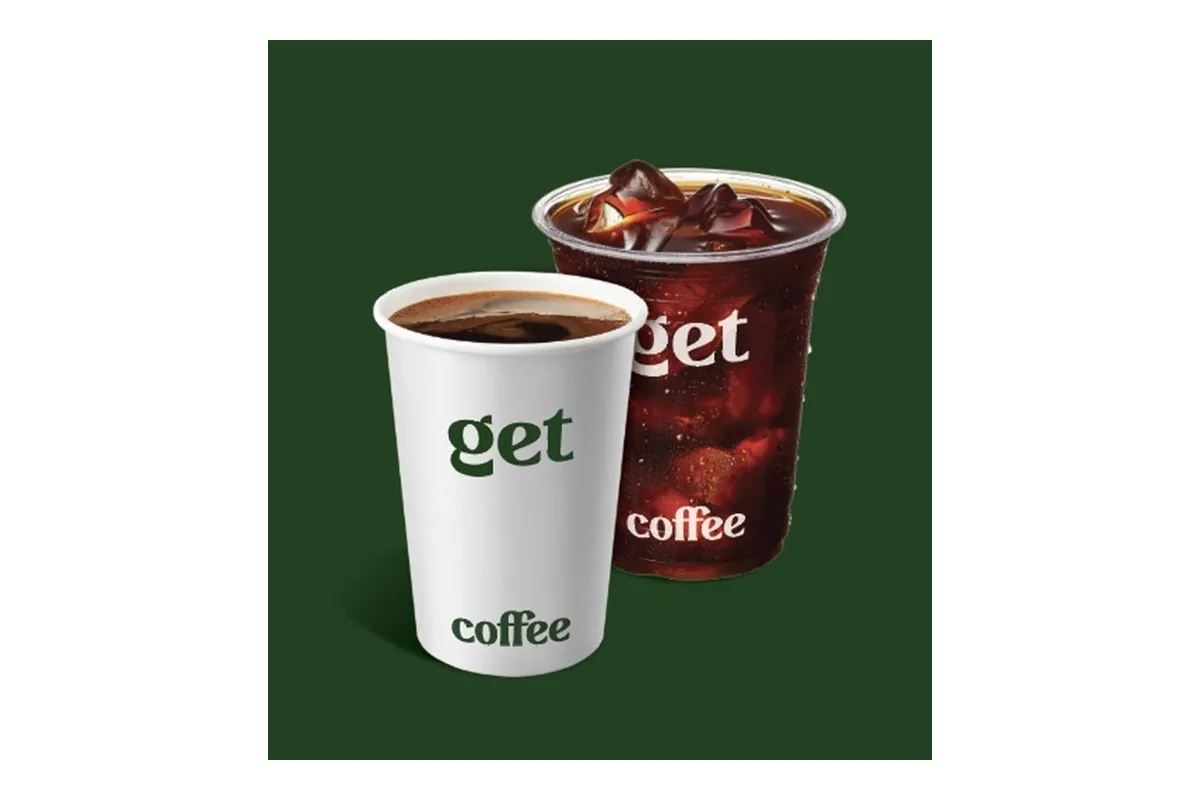 白いホットのカップと、氷入りのアイスコーヒーのカップ。どちらも「get」のロゴ