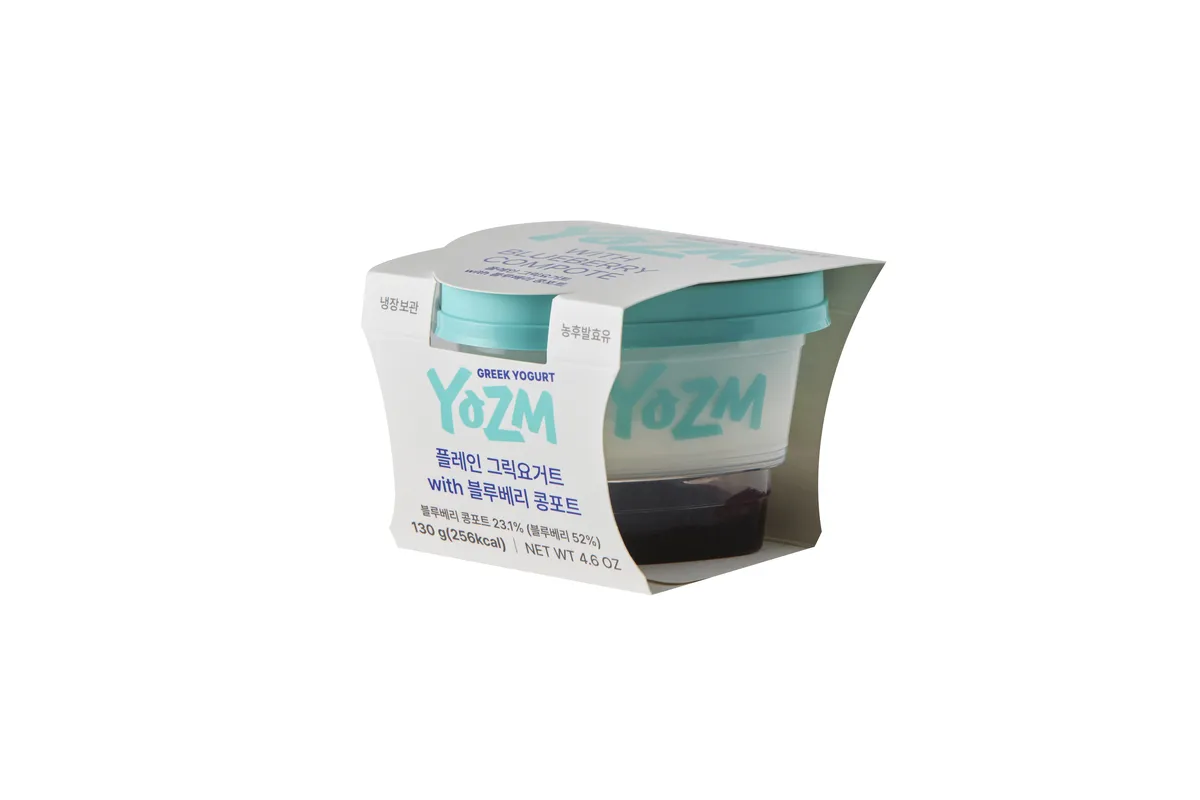水色のふたのカップに入った「YOZM」のグリークヨーグルト
