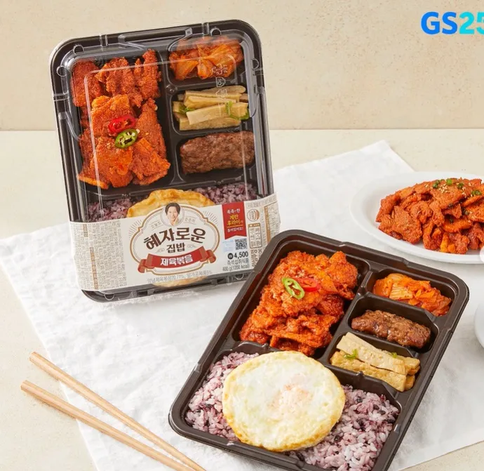 おかずが仕切りに入った「혜자로운 집밥」の弁当。豚肉の炒めものと目玉焼き