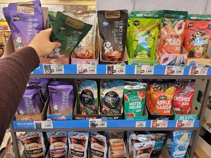 棚に並ぶ、袋入りのアイスコーヒーやジュース