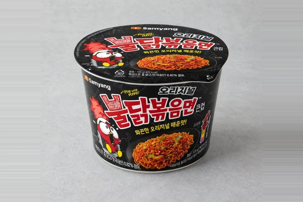 黒いカップに赤い文字で「불닭볶음면」と書かれた、プルダックの大きいカップ