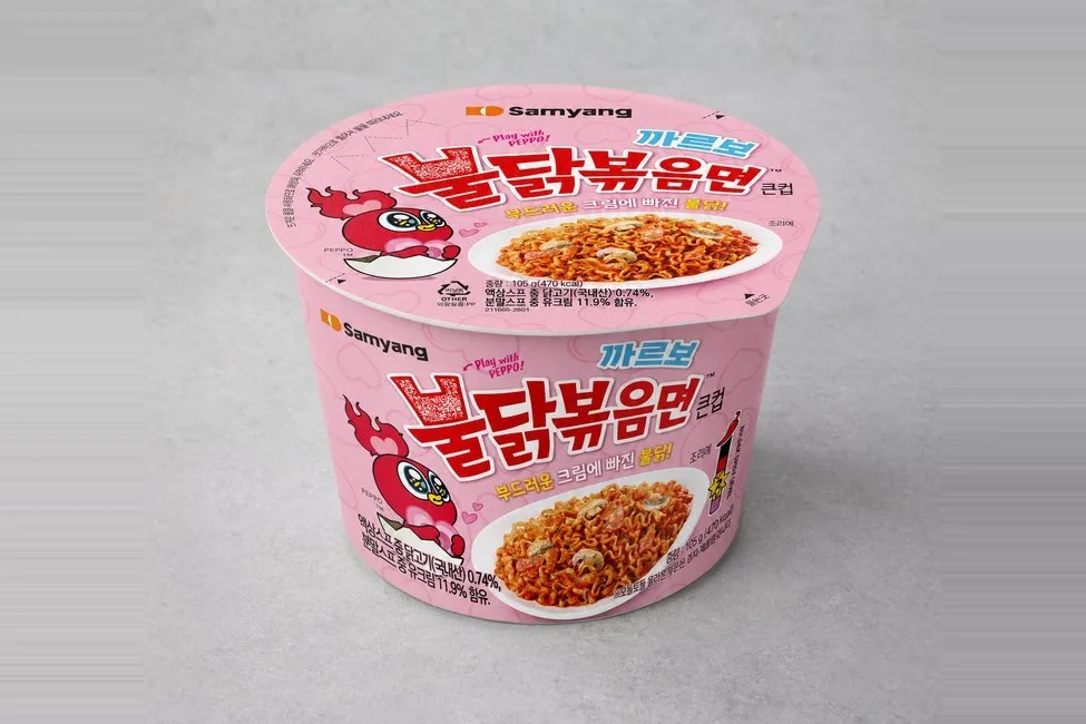 ピンクのカップに「까르보 불닭볶음면」と書かれた、カルボプルダックの大きいカップ