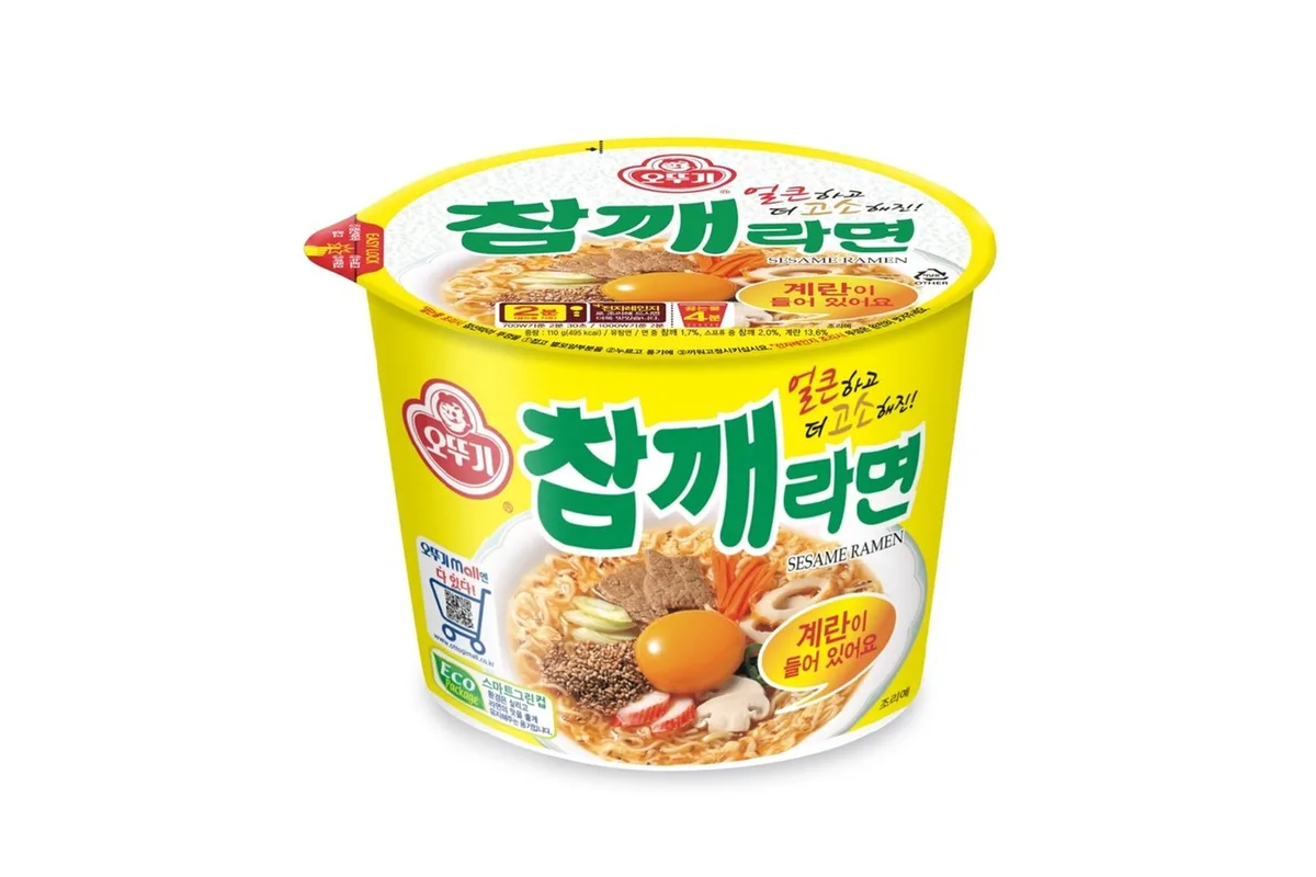 黄色いカップに緑の文字で「참깨라면」と書かれた、ごまラーメンの大きいカップ