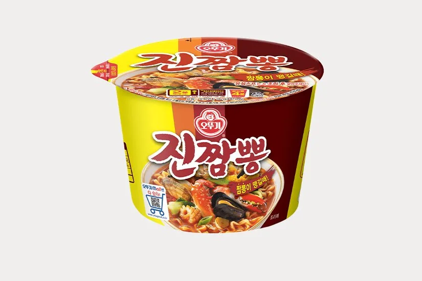 黄色と赤のカップに「진짬뽕」と書かれた、ジンチャンポンの大きいカップ