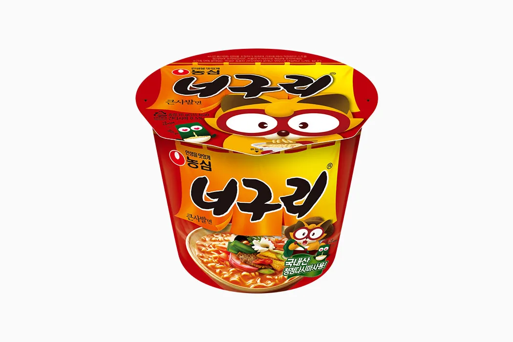 赤いカップにたぬきの絵と「너구리」の文字が入った、ノグリの大きいカップ
