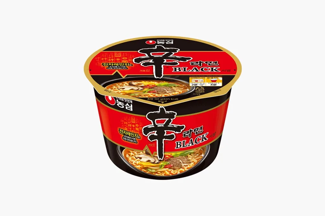 黒と赤のカップに「辛」の字が入った、辛ラーメン ブラックの大きいカップ