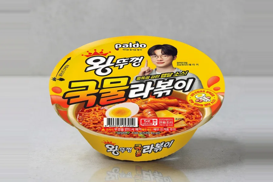 黄色い平たいカップに「국물라볶이」と書かれた、ワントゥッコン クンムルラポッキ