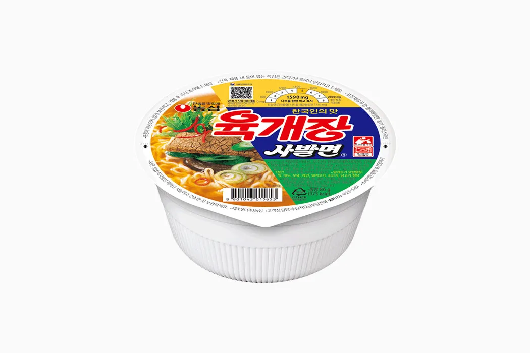 白いカップに「육개장 사발면」と書かれた、小さめのカップ麺