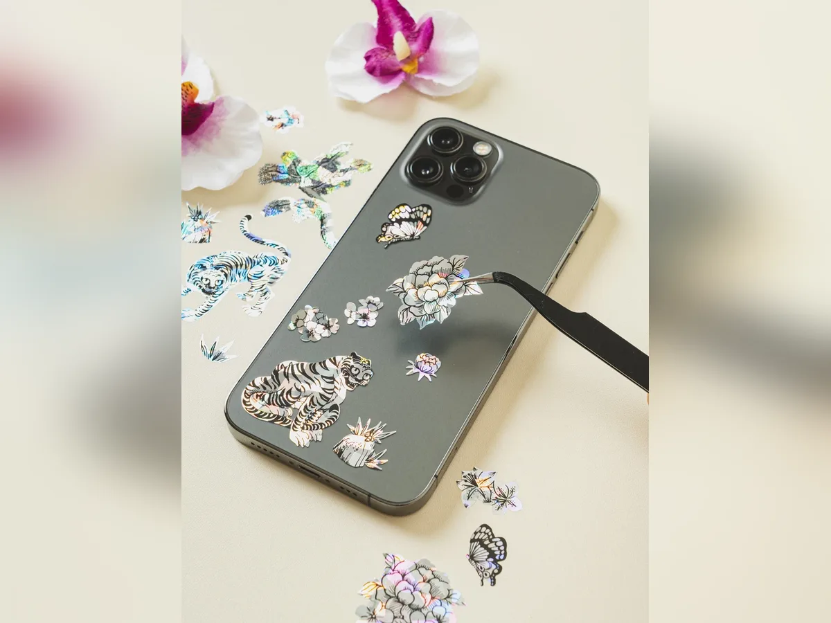 虎や花の民画を螺鈿風にしたシールで飾ったスマホ
