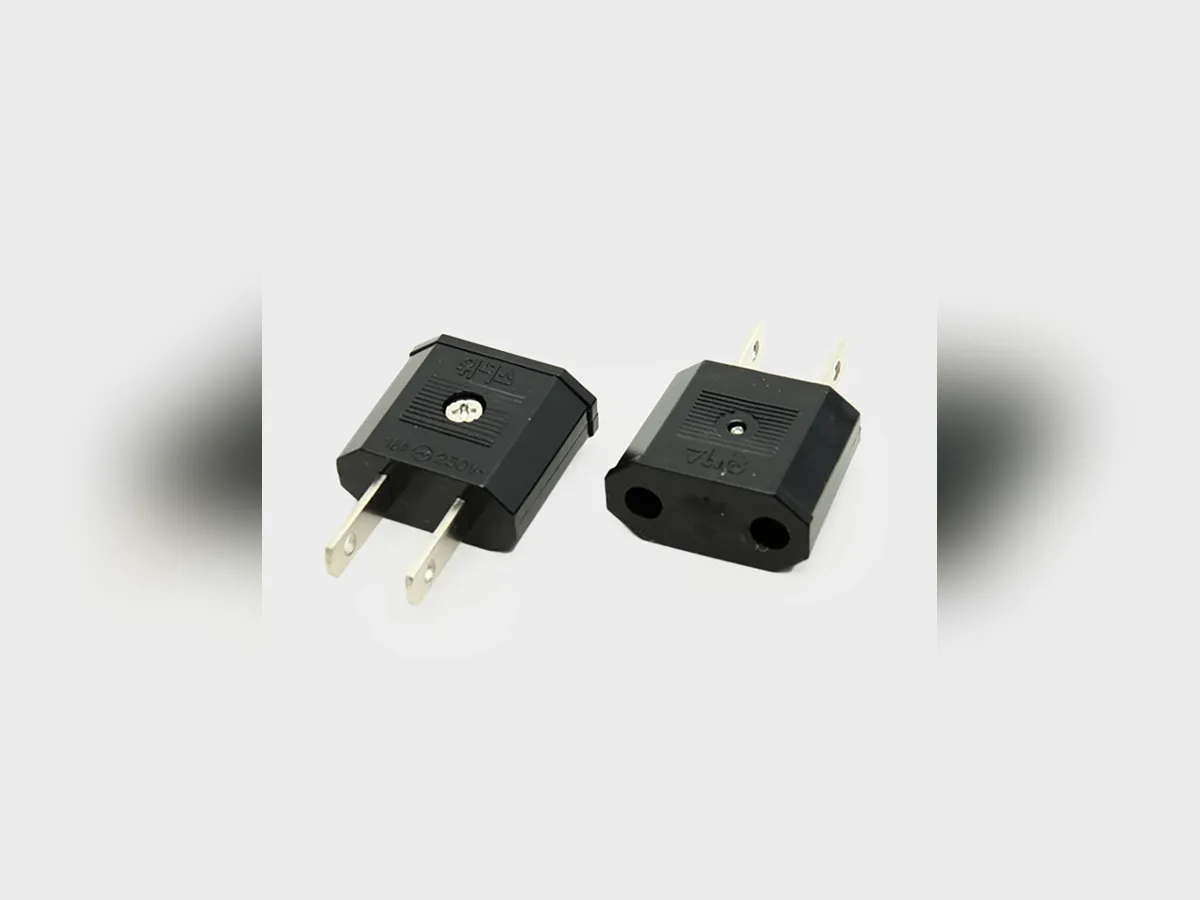 丸い穴の差し込み口と平たいピンの「110V 旅行用アダプタープラグ」