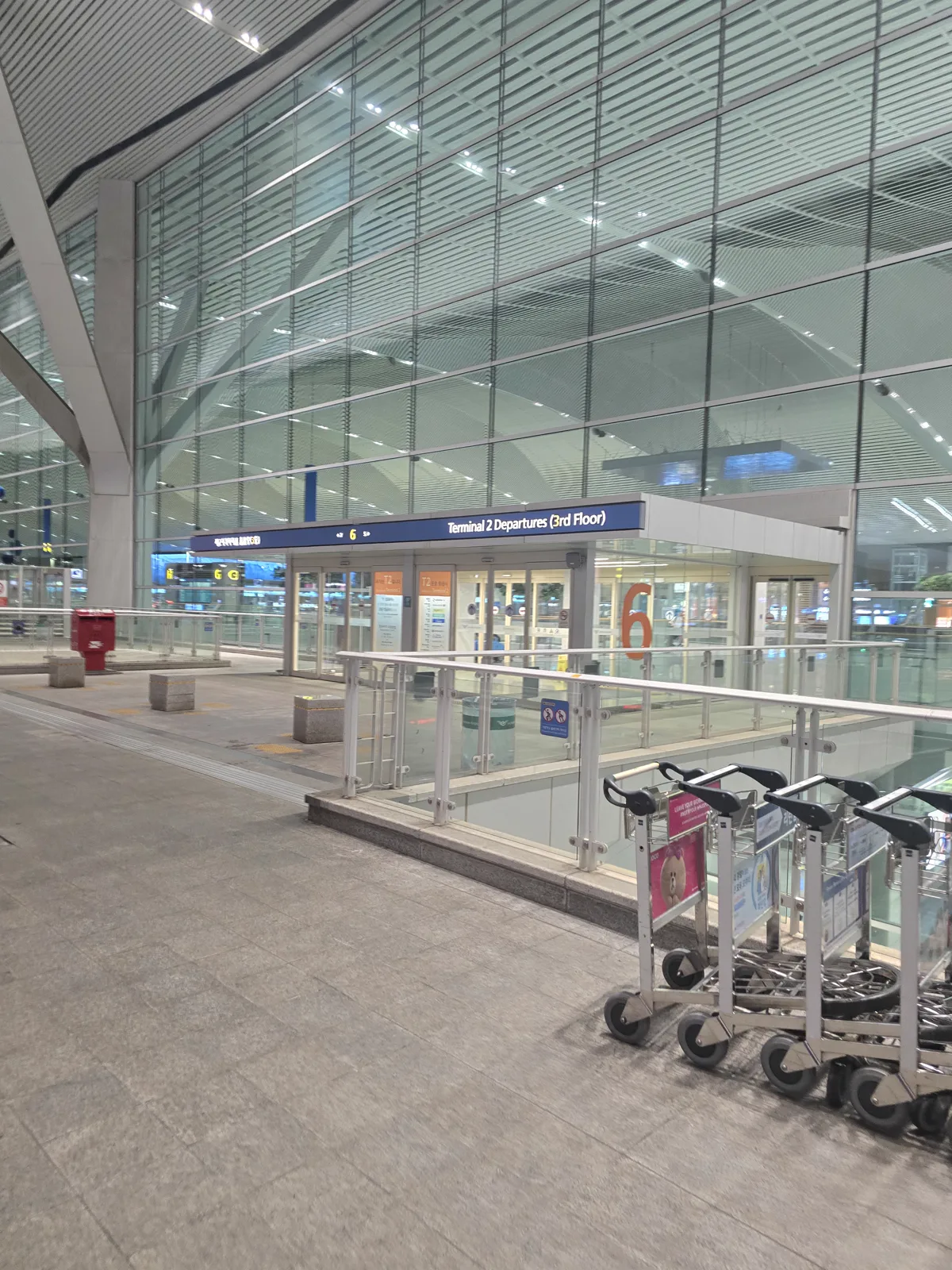 夜の仁川空港第2ターミナル出発階