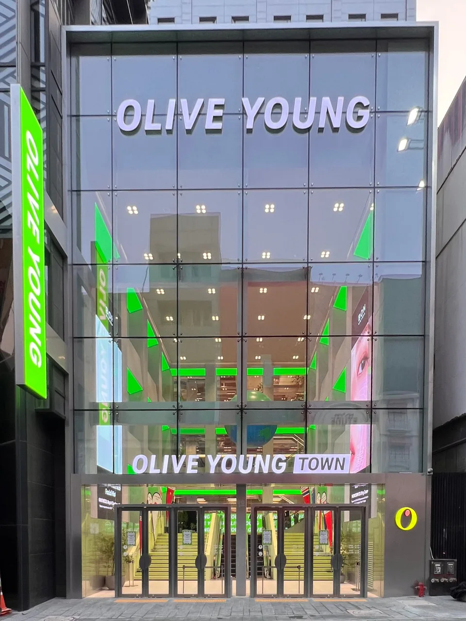 ガラス張りのOLIVE YOUNG明洞タウン店の正面