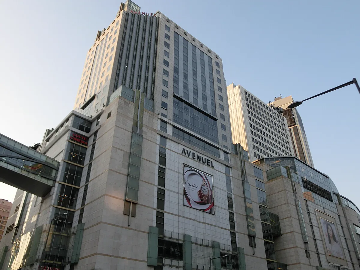 明洞のロッテ百貨店本店とアベニュエルの外観