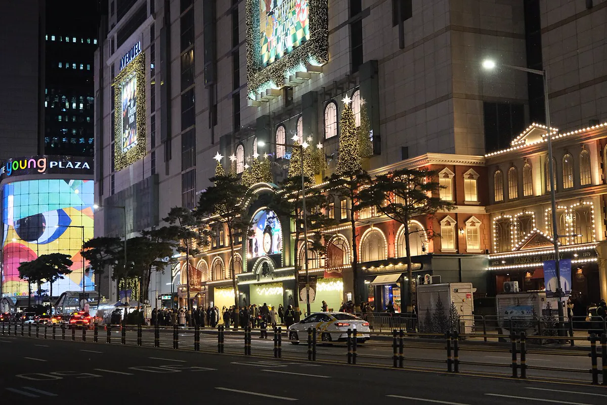 クリスマス装飾で光るロッテ百貨店本店・アベニュエルの夜景
