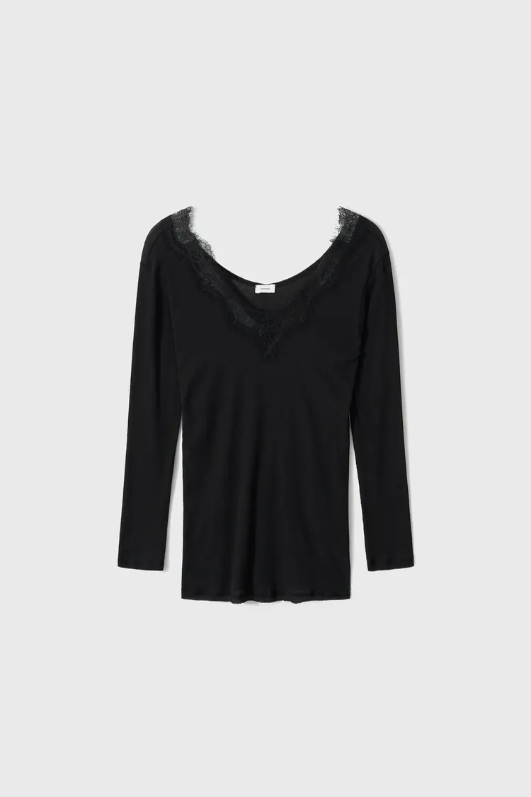 MONOHAのレース付きリブTシャツ（ブラック）。首元のV字にレース