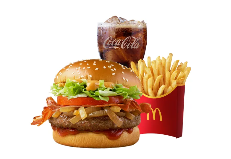 厚いビーフとベーコン、焼いた玉ねぎをはさんだバーガーのセット