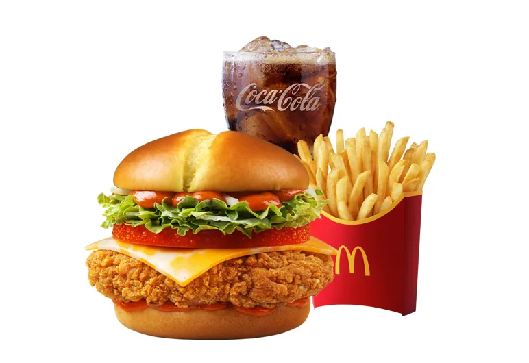 チキンのパティにチーズとコチュジャンバターソースをはさんだバーガーとポテト、コーラ