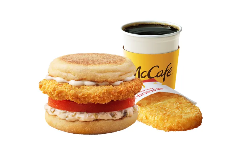 イングリッシュマフィンに揚げたチキン、トマト、唐辛子入りのクリームチーズをはさんだ朝マック