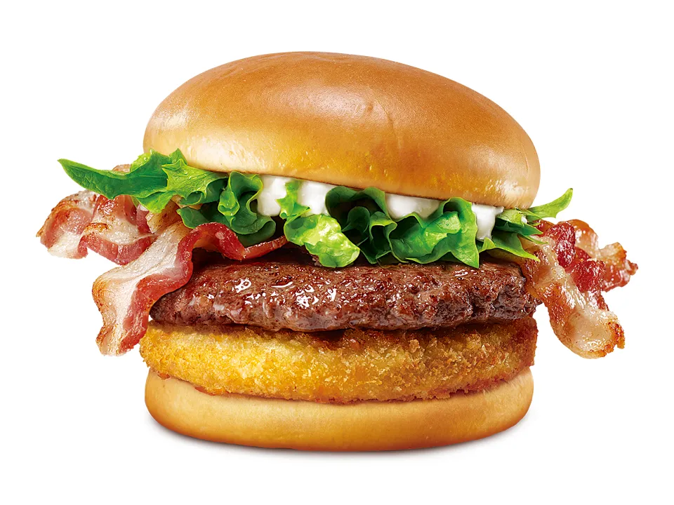 ベーコンとチーズ入りのパティをはさんだバーガー