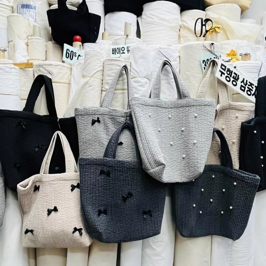 リボンとパールを付けたヌビバッグが並ぶ売り場