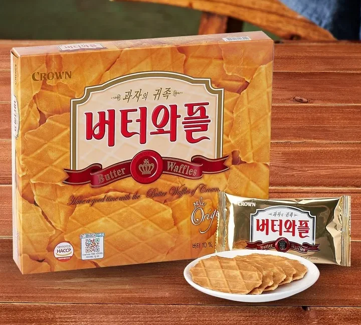 「버터와플」の箱と金色の小袋、お皿のワッフルクッキー