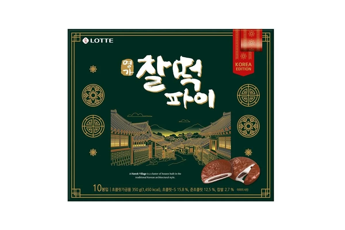 深緑の箱に韓屋の町並みが描かれた「명가 찰떡파이 KOREA EDITION」