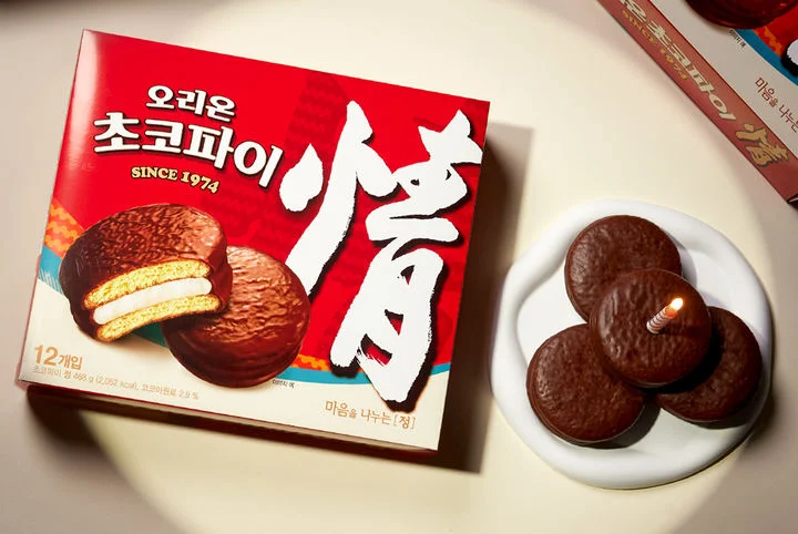 赤い箱の「초코파이 情」と、お皿にのせたチョコパイ