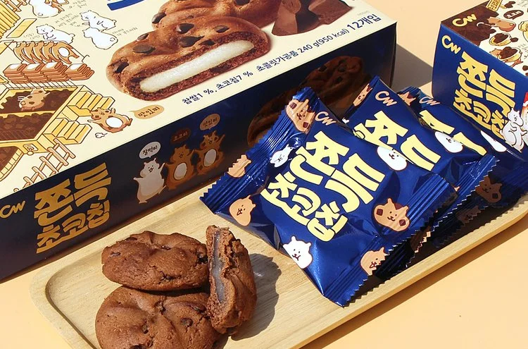 「쫀득 초코칩」の箱と個包装、半分に割ったクッキー