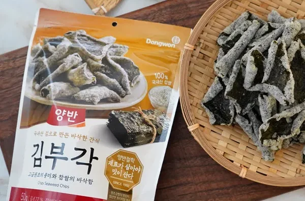 「양반 김부각」の袋と、ざるに入ったのりの揚げせんべい
