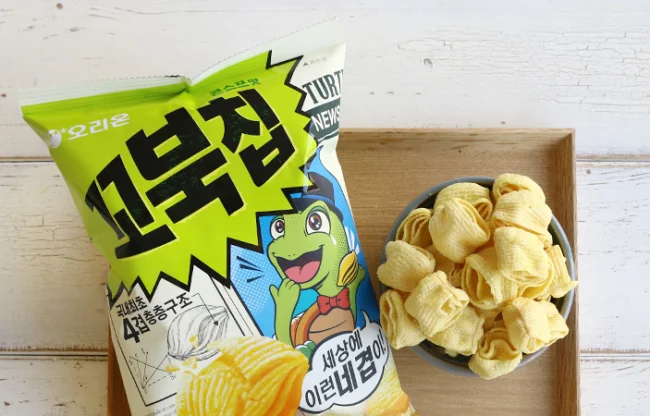 黄緑の袋の「꼬북칩」と、器に入ったスナック