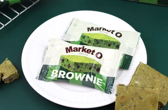 緑の個包装の「Market O BROWNIE」と、抹茶色のブラウニー