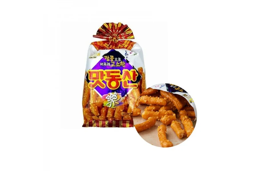 口をリボンのようにしぼった「맛동산」の袋と、ピーナッツをまぶしたお菓子
