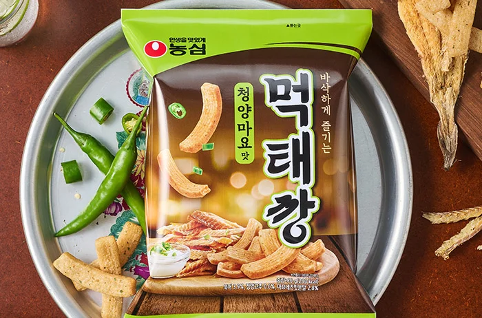 「먹태깡 청양마요맛」の袋と、青とうがらし、干したスケトウダラ