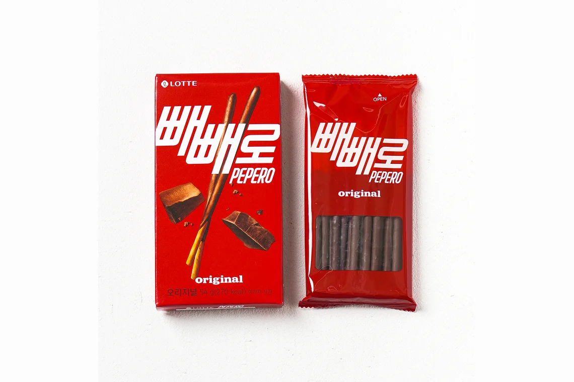 赤い箱と、中の袋に入った「빼빼로 original」