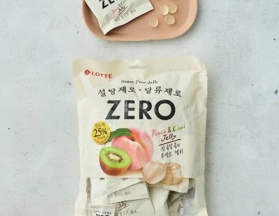 桃とキウイの絵の「ZERO」の袋と、個包装のゼリー