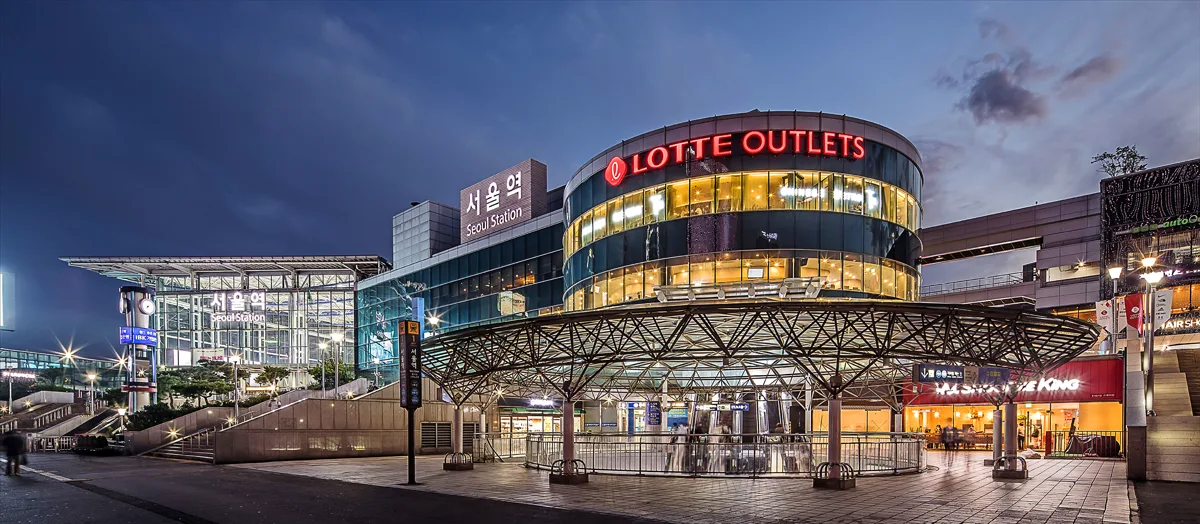 明かりが灯った夕方のロッテアウトレットソウル駅店