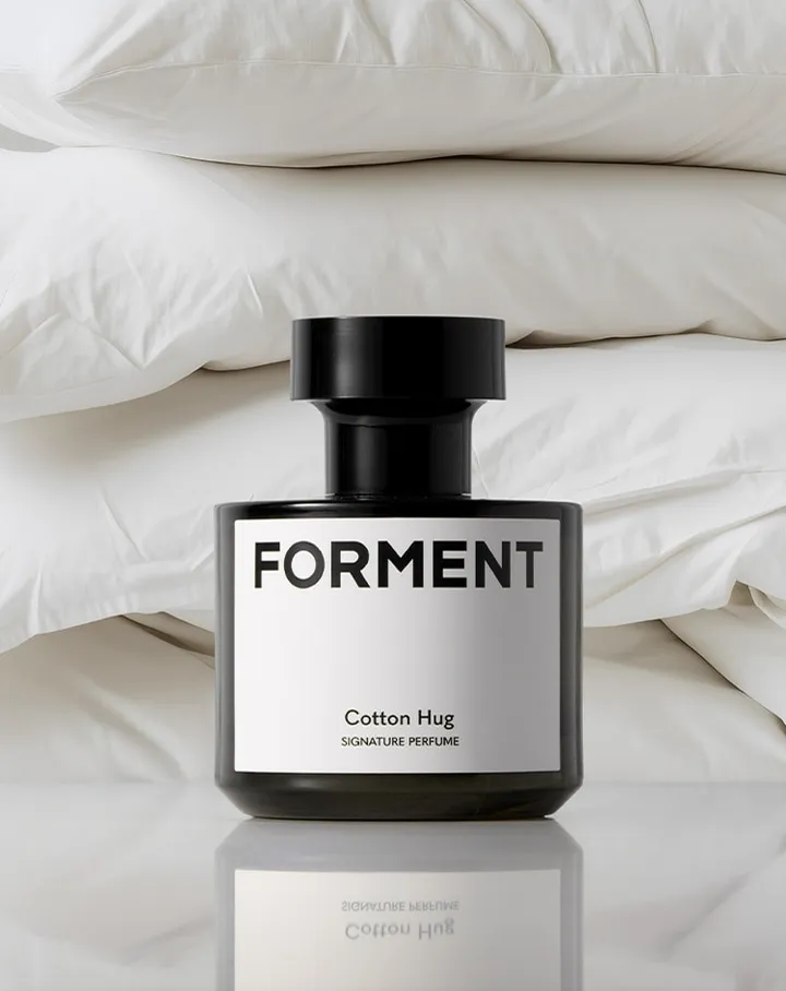 FORMENTのシグニチャー パフューム コットンハグ。黒いボトルに白いラベル