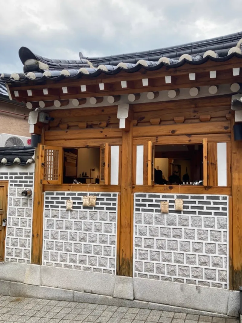 GRANHAND.北村店の韓屋の外観。石積みの壁と木の窓