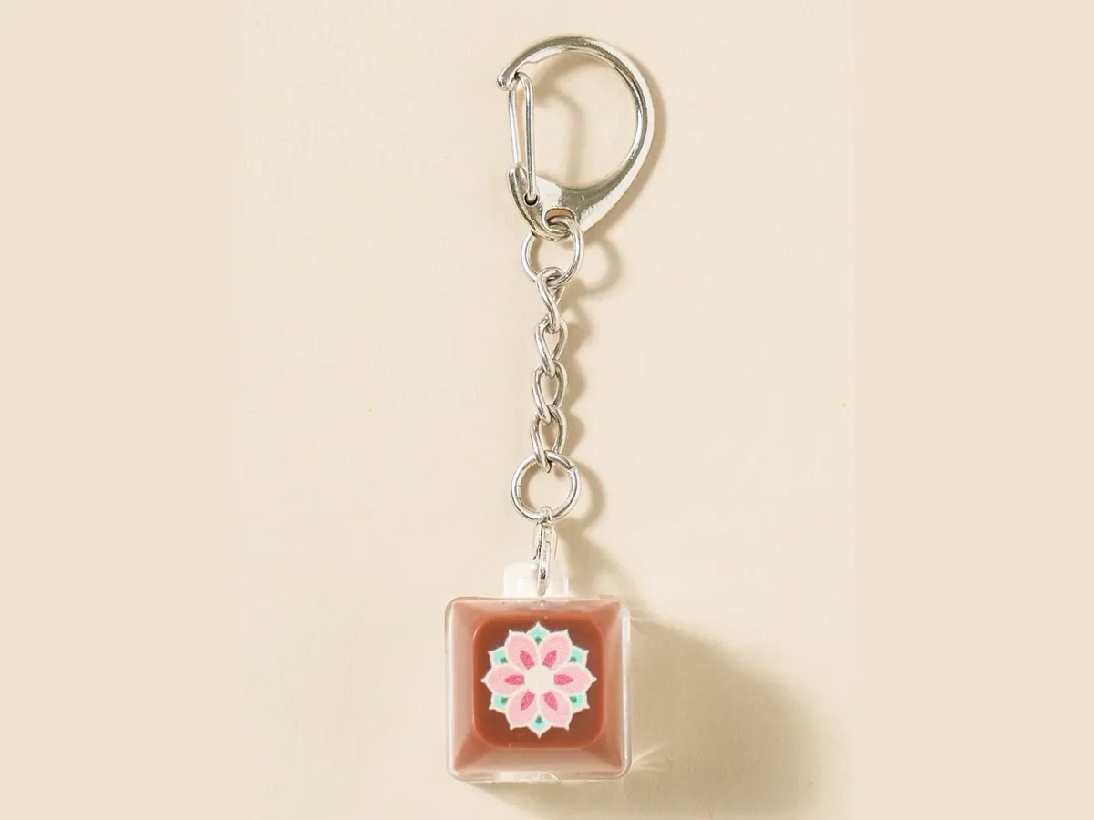 丹青の花模様を閉じ込めたキーホルダー