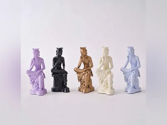 色違いで並ぶ半跏思惟像のミニチュア