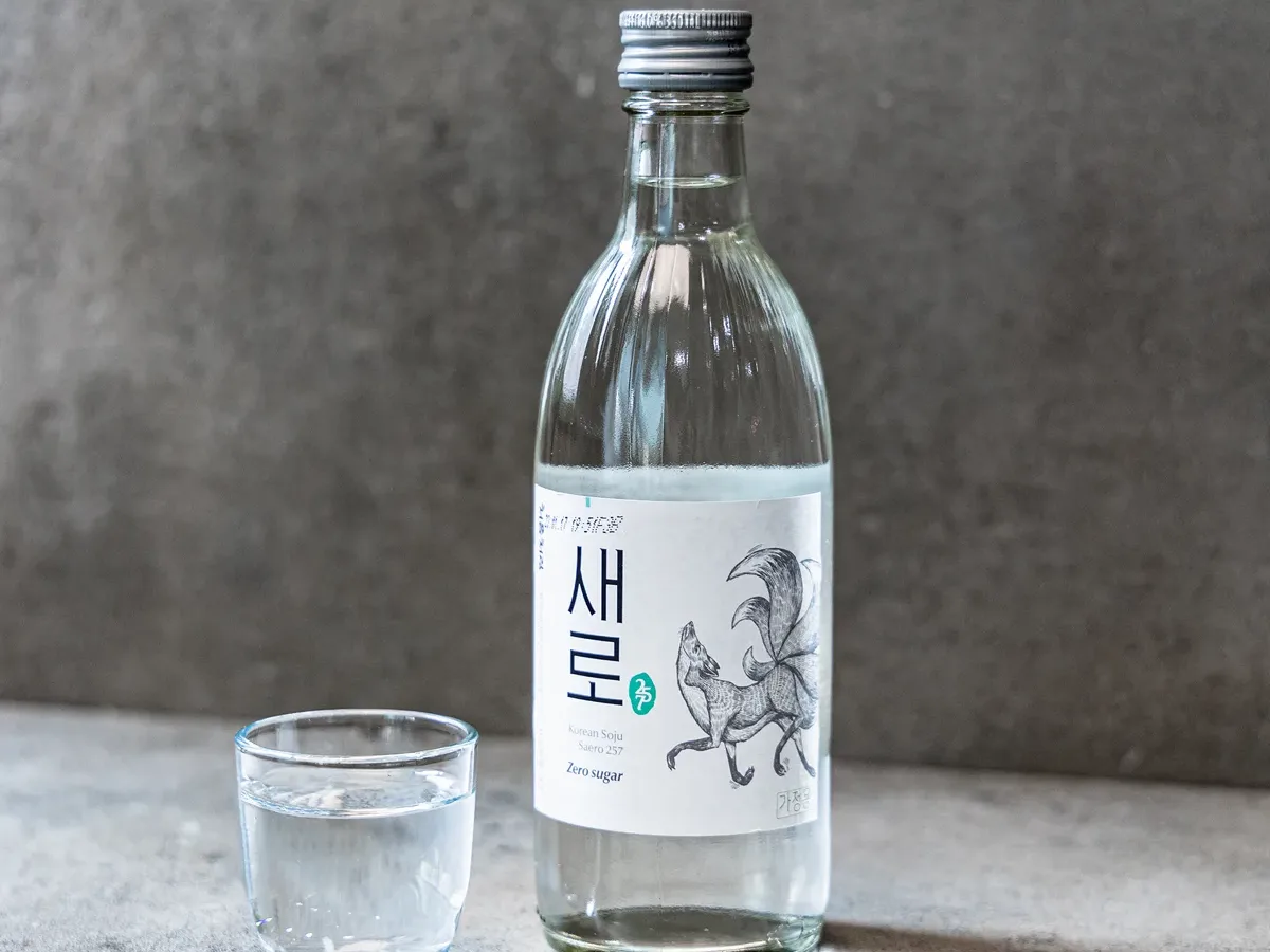 九尾の狐が描かれたセロ焼酎とグラス