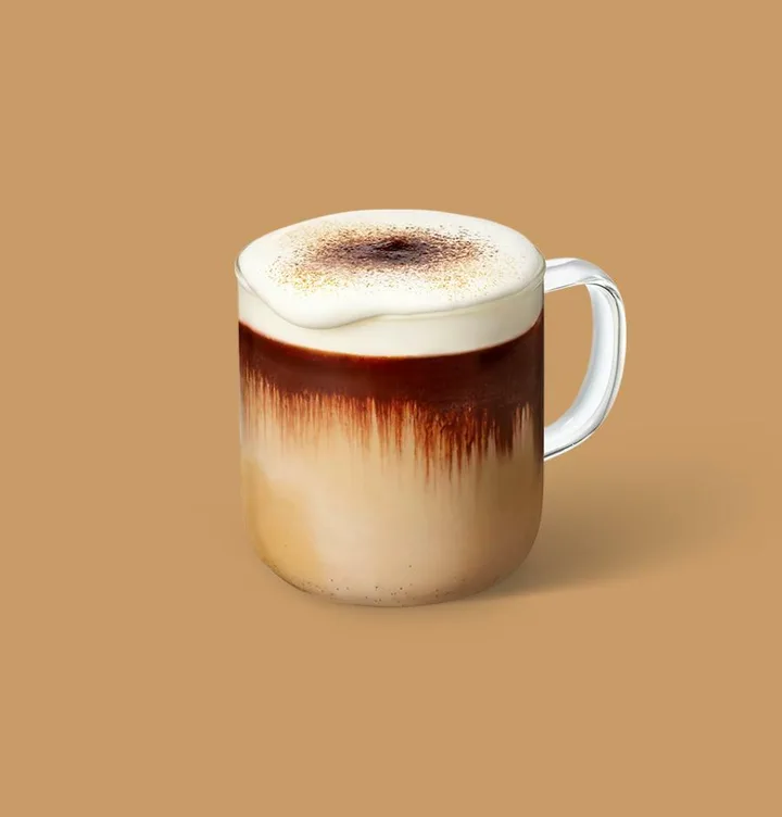 茶色のコーヒーの上に、白い泡がのったラテ