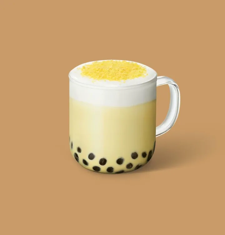 黄色いカステラがのった、さつまいもラテ