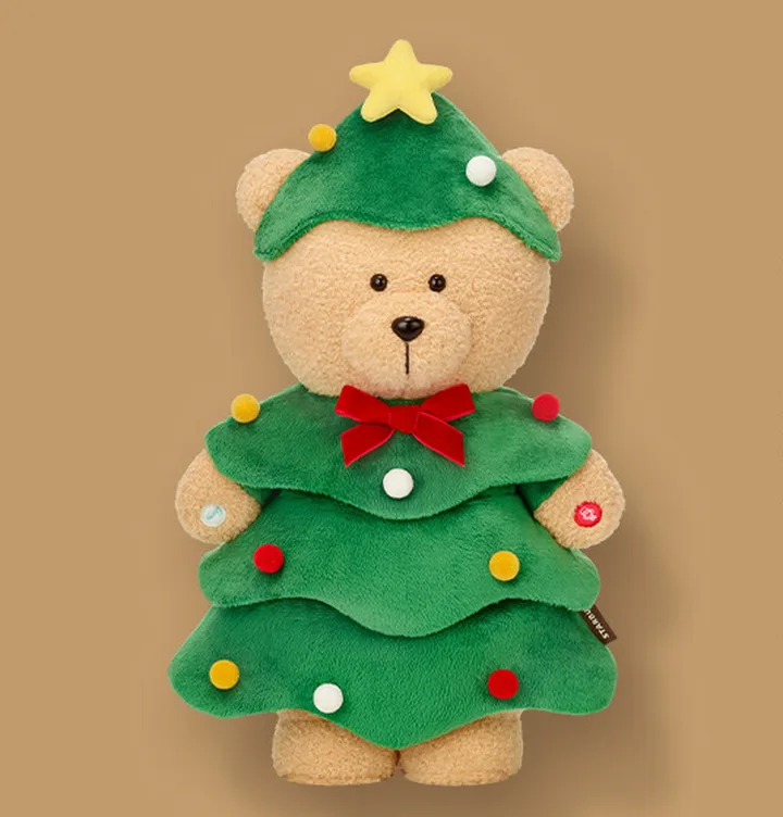 クリスマスツリーの着ぐるみを着た、クマのぬいぐるみ