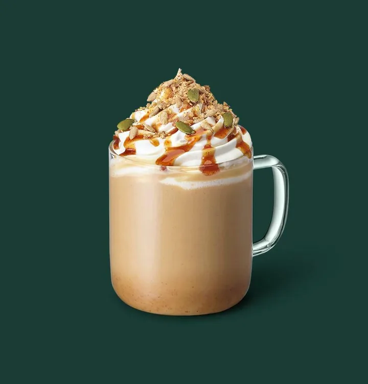 キャラメルとナッツがのった、ホイップクリームのラテ