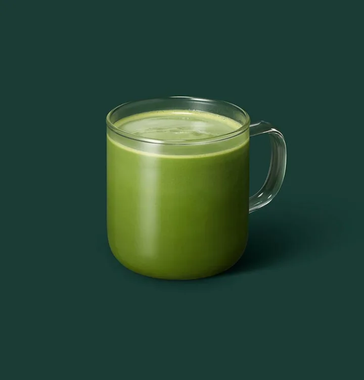 緑色の済州抹茶ラテが入ったガラスのマグ
