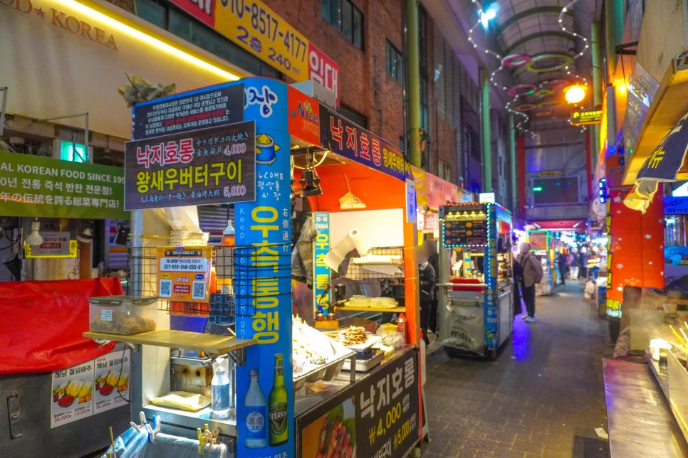 富平カントン夜市のアーケードに並ぶ屋台